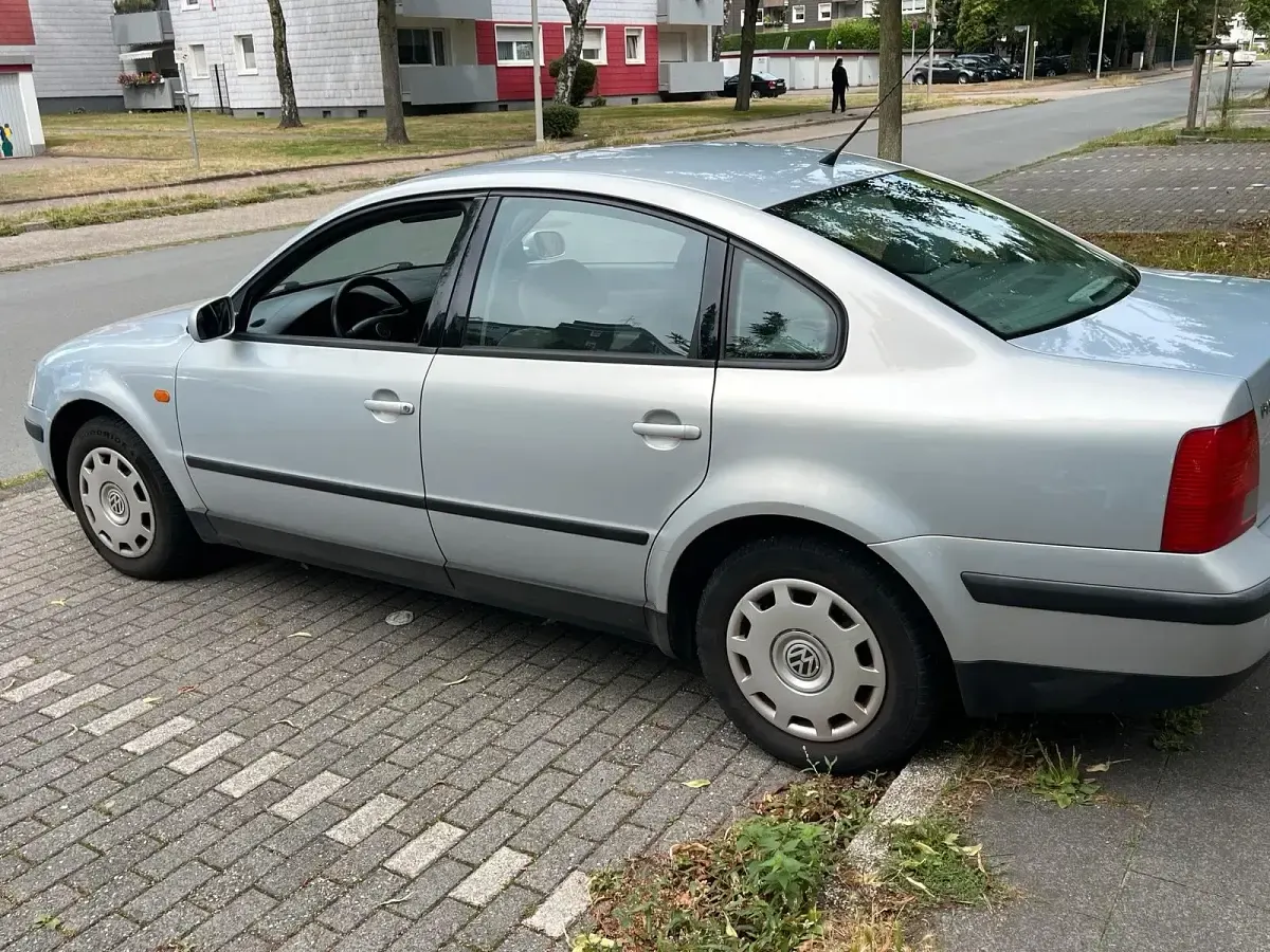 Gebraucht VW Passat 125 PS (91 kW) 1998 Silber Limousine