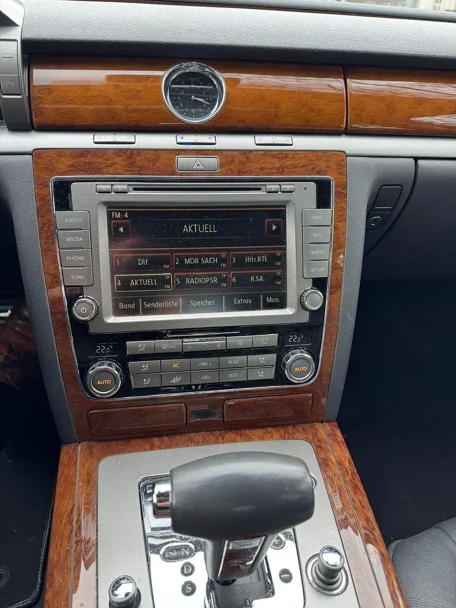 Gebraucht VW Phaeton 239 PS (175 kW) 2011 Grau Limousine