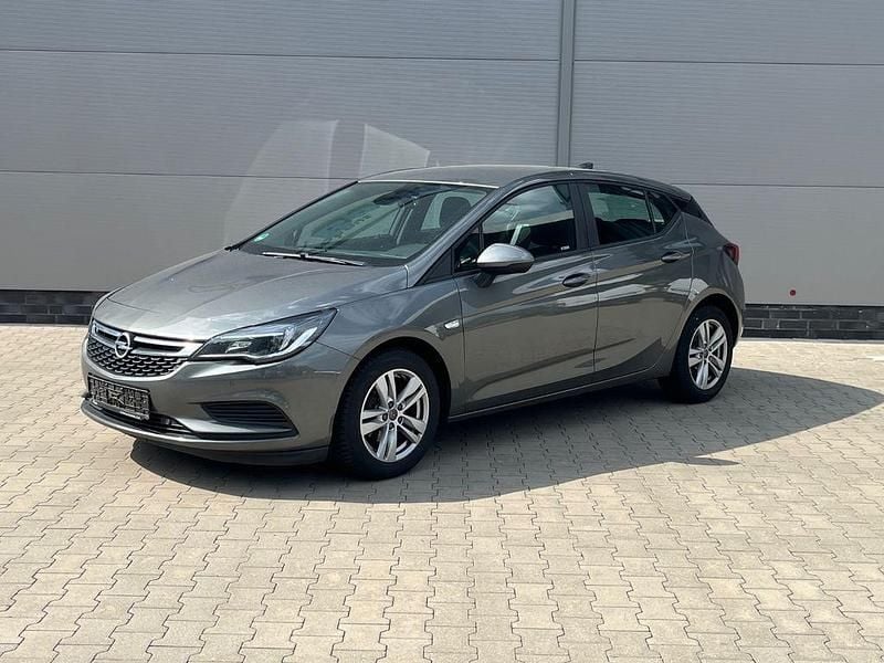 Grau Gebraucht 2017 Opel Astra Edition Limousine | 7.000 € (Superpreis) - Bild 1/4