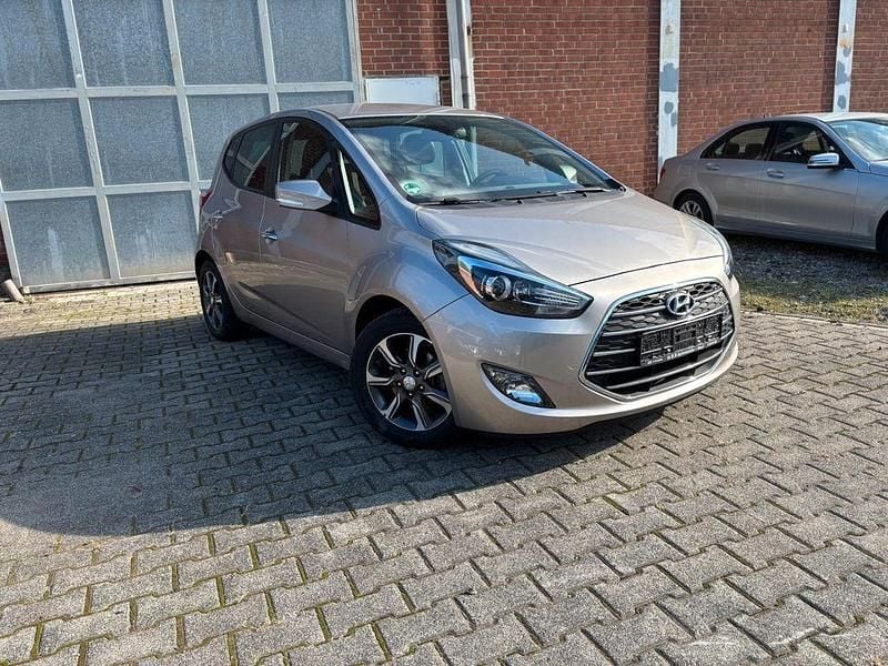 Weiß Gebraucht 2017 Hyundai ix20 Style Van / Kleinbus | 11.899 € (Fairer Preis) - Bild 1/4