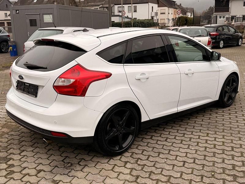 Gebraucht Ford Focus 183 PS (134 kW) 2011 Weiß Limousine