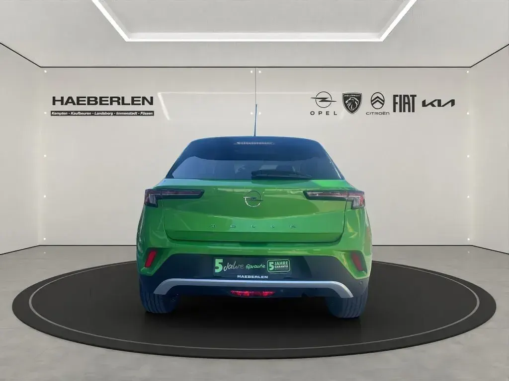 Gebraucht Opel Mokka Elegance 101 PS (74 kW) 2023 Matcha green/ikone gruen (metallic) SUV