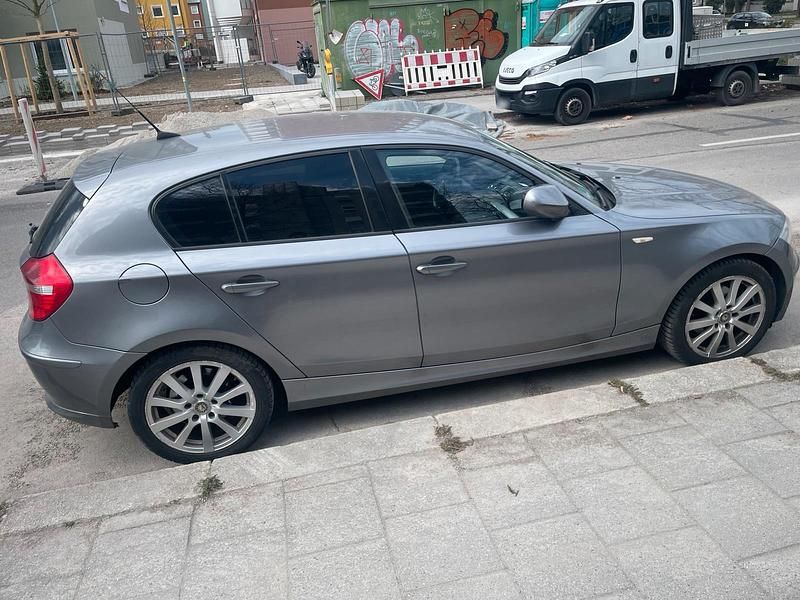 Gebraucht BMW 118 2011 Grau Kleinwagen