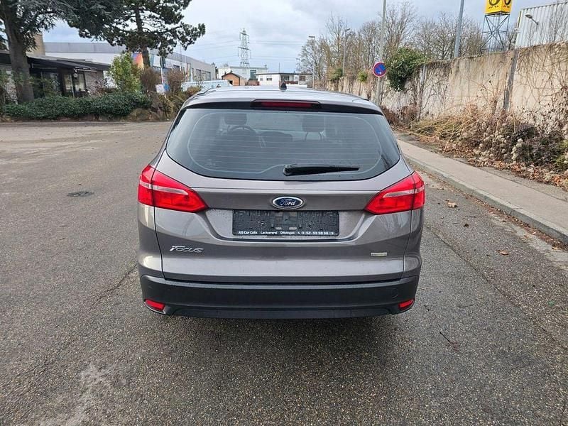 Gebraucht Ford Focus Ambiente 101 PS (74 kW) 2015 Braun Limousine