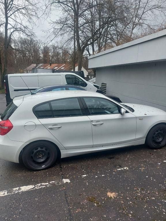 Gebraucht BMW 118 Sport Line 143 PS (105 kW) 2009 Weiß Kleinwagen