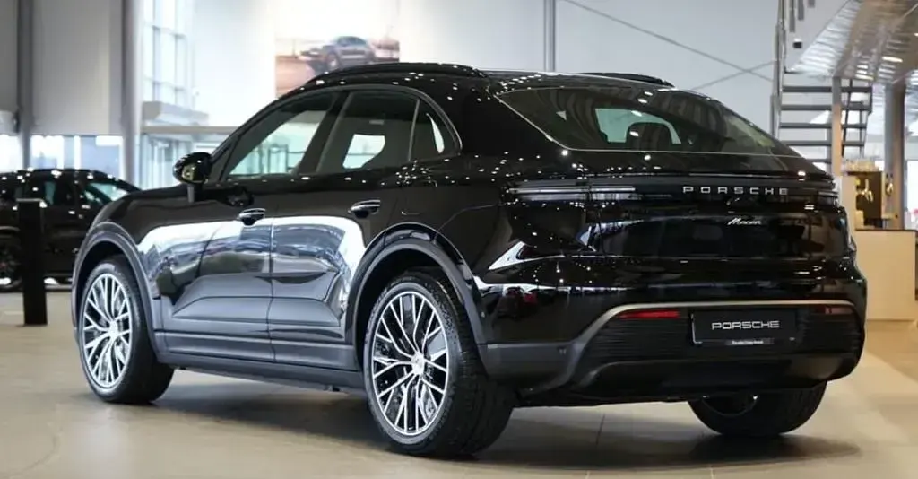 Gebraucht Porsche Macan 4 Electric 300 kW (408 PS) 2026 Tiefschwarz SUV