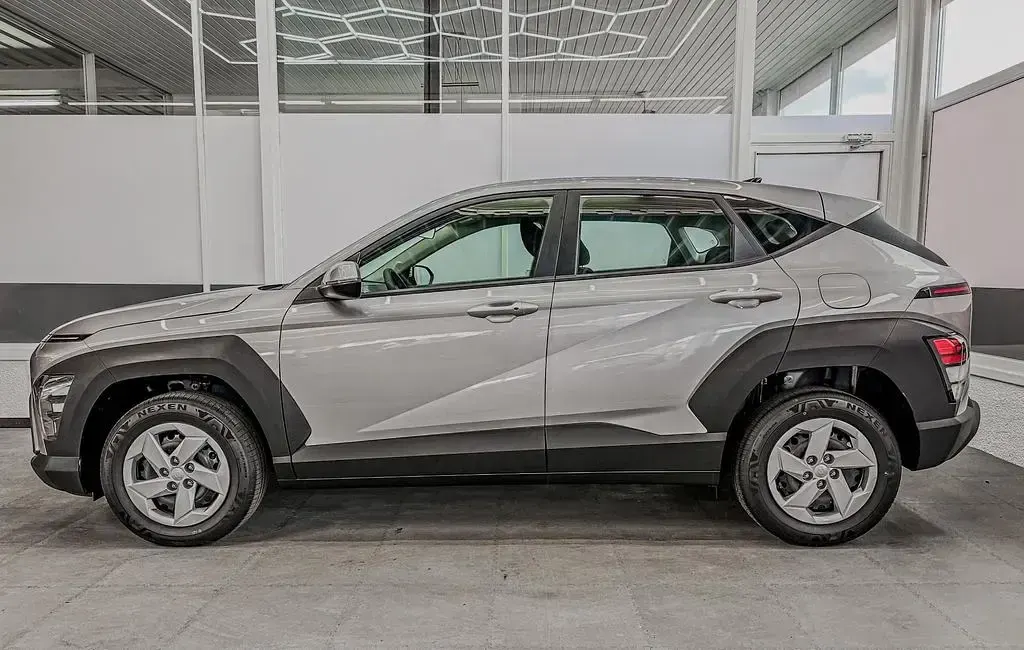 Neu Hyundai Kona Style 99 PS (72 kW) 2025 Shimmering silver r2t SUV