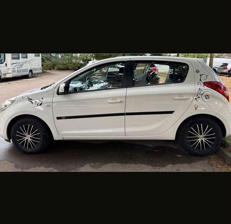 Weiß Gebraucht 2012 Hyundai i20 Edition Limousine | 3.999 € (Fairer Preis) - Bild 1/4