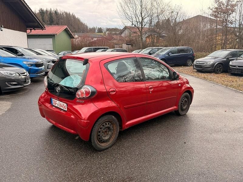 Gebraucht Toyota Aygo 68 PS (50 kW) 2011 Rot Kleinwagen