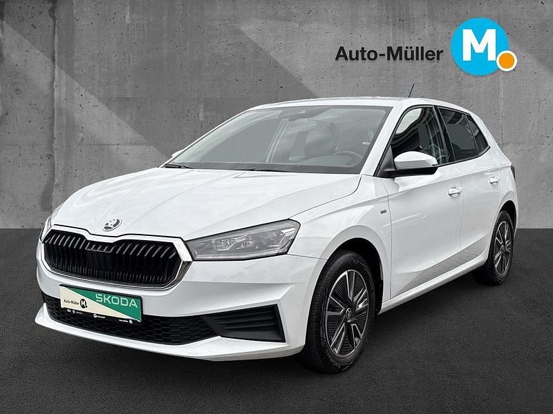 Weiß Gebraucht 2022 Skoda Fabia Business Line Kleinwagen | 15.680 € (Fairer Preis) - Bild 1/4