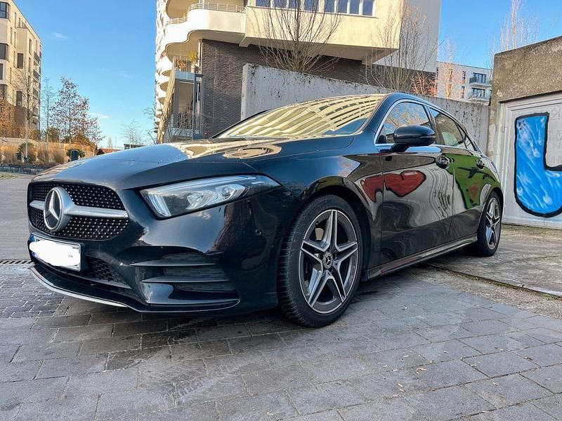Schwarz Gebraucht 2018 Mercedes A200 AMG line Limousine | 20.750 € (Fairer Preis) - Bild 1/4