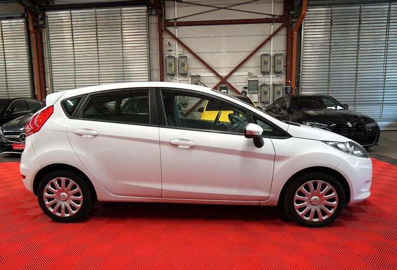 Gebraucht Ford Fiesta Trend 60 PS (44 kW) 2012 Weiß Kleinwagen