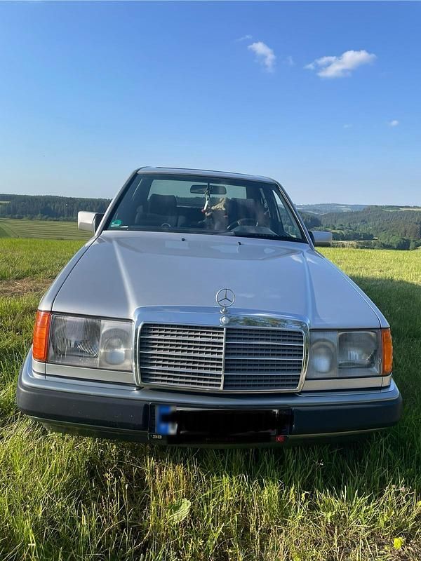 Second-hand Mercedes E230 131 CP (96 kW) 1991 Argintiu Berlinǎ