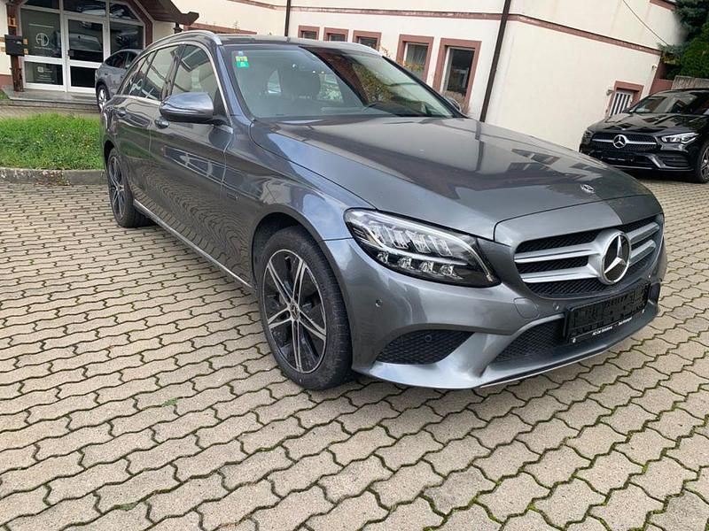 Grau Gebraucht 2020 Mercedes C300e Avantgarde Limousine | 20.450 € (Superpreis) - Bild 1/4
