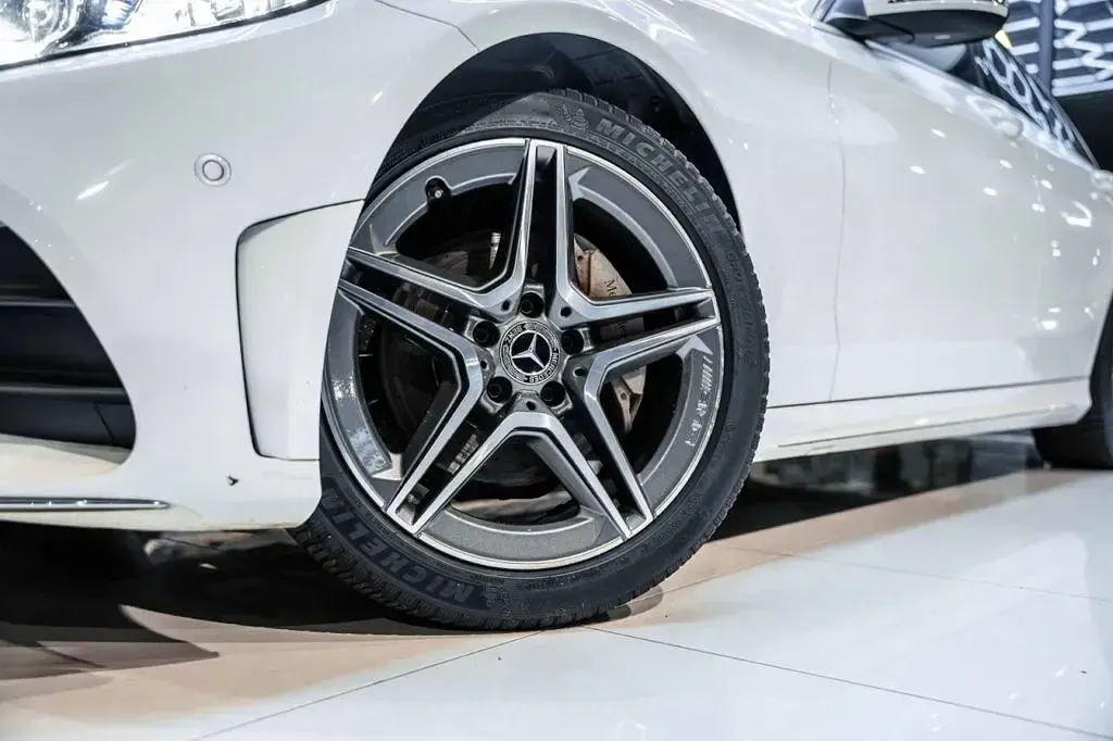 Gebraucht Mercedes C180 AMG line 156 PS (114 kW) 2020 Weiß Limousine