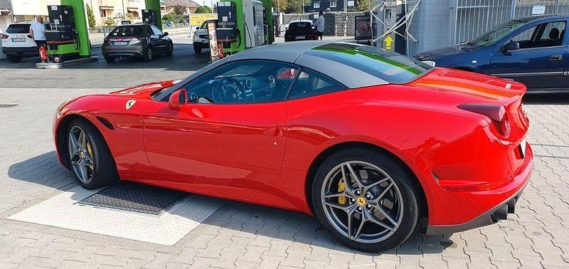 Second-hand Ferrari California 560 CP (411 kW) 2017 Roșu Cabrio