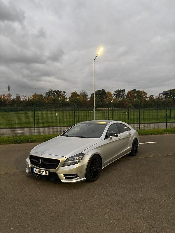 Silber Gebraucht 2011 Mercedes CLS500 AMG Limousine | 25.999 € - Bild 1/4