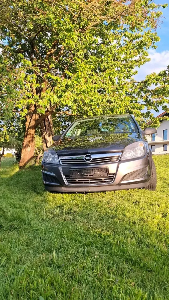 Używany Opel Astra 115 KM (84 kW) 2009 Szary Sedan/Limuzyna