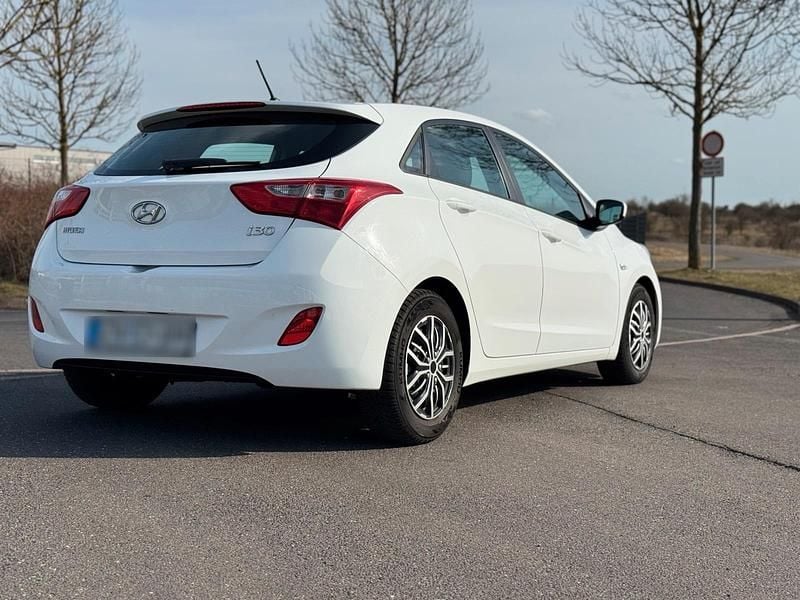 Gebraucht Hyundai i30 110 PS (80 kW) 2016 Weiß Limousine
