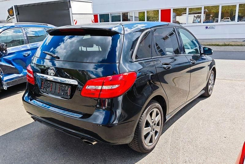 Gebraucht Mercedes B180 Sport 122 PS (89 kW) 2012 Schwarz Kleinwagen
