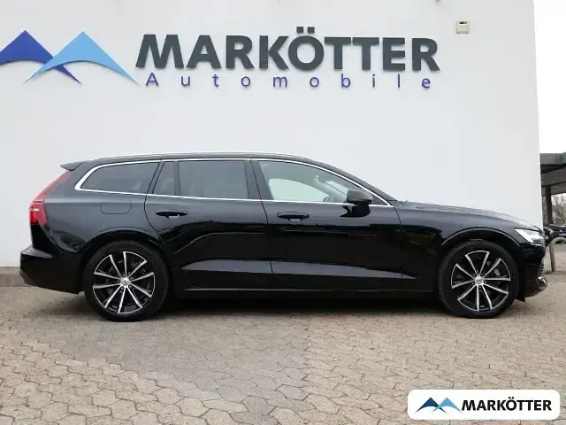 Używany Volvo V60 Core 398 KM (292 kW) 2023 Czarny Kombi