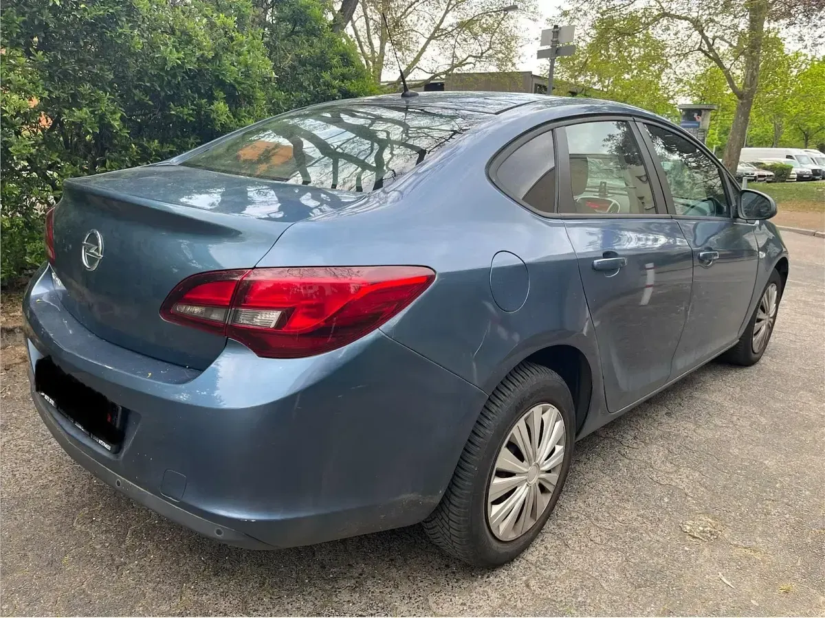 Używany Opel Astra 116 KM (85 kW) 2014 Sedan/Limuzyna
