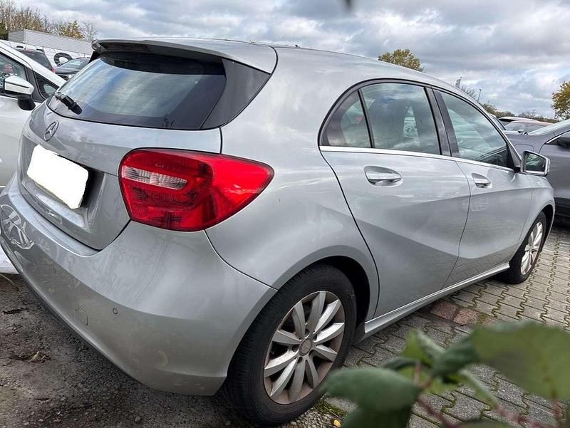 Gebraucht Mercedes A180 Style 122 PS (89 kW) 2014 Silber Limousine