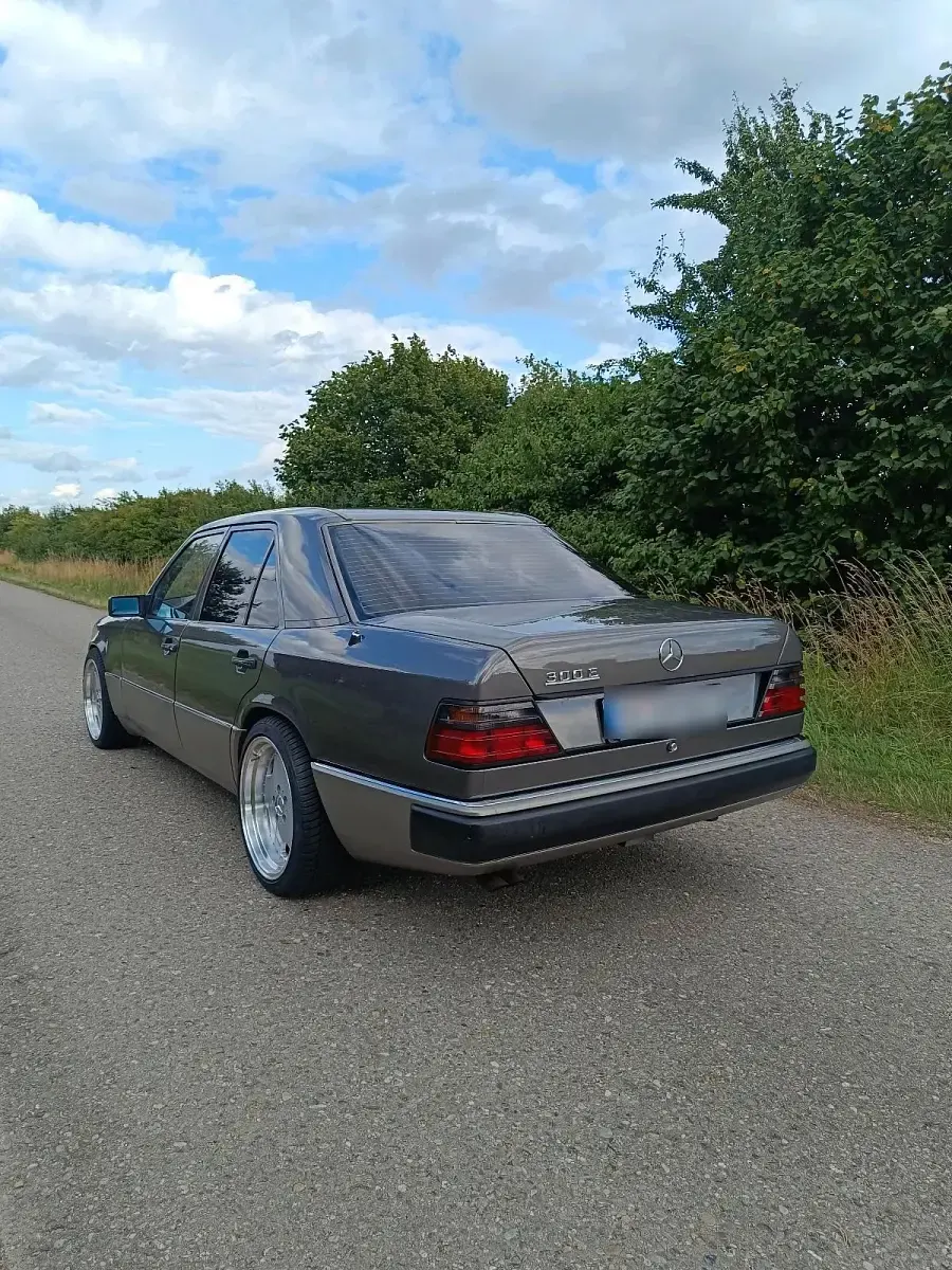 Gebraucht Mercedes E300 180 PS (132 kW) 1990 Grau Limousine