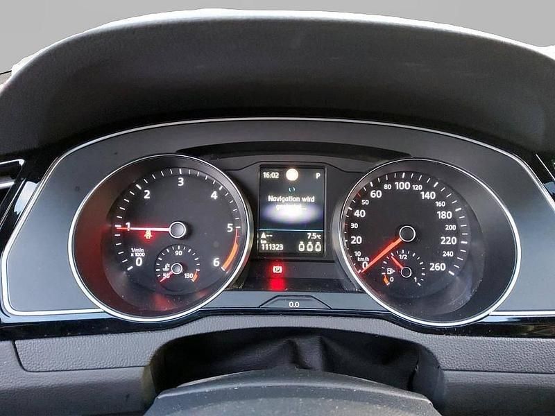 Grau Gebraucht 2023 VW Passat Business Kombi | 27.725 € - Bild 1/1