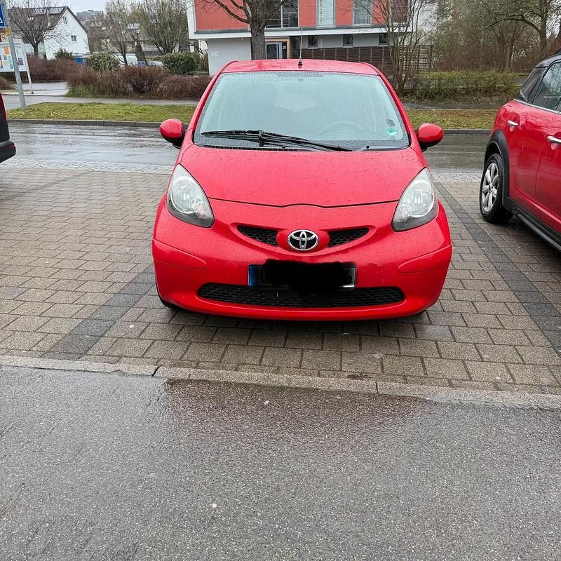 Gebraucht Toyota Aygo 68 PS (50 kW) 2007 Rot Kleinwagen