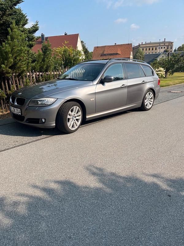 Grau Gebraucht 2010 BMW 320 Kombi | 4.000 € (Guter Preis) - Bild 1/4