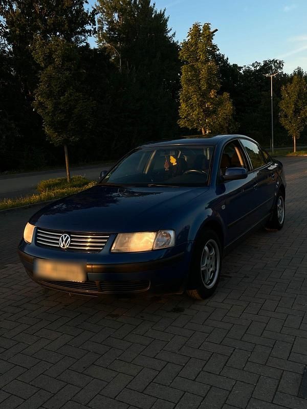 Blau Gebraucht 2000 VW Passat Limousine | 1.500 € (Fairer Preis) - Bild 1/4