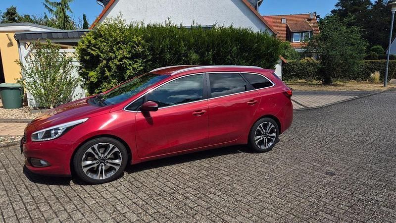 Rot Gebraucht 2014 Kia Ceed Sportswagon Edition 7 Kombi | 6.199 € (Guter Preis) - Bild 1/4