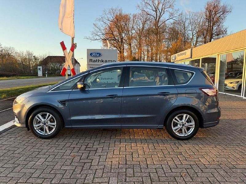 Gebraucht Ford S-MAX Titanium 150 PS (110 kW) 2023 Chromablau metallic Van / Kleinbus