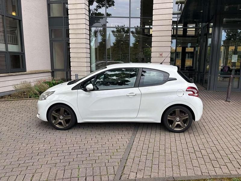 Weiß Gebraucht 2014 Peugeot 208 Kleinwagen | 3.900 € (Fairer Preis) - Bild 1/4