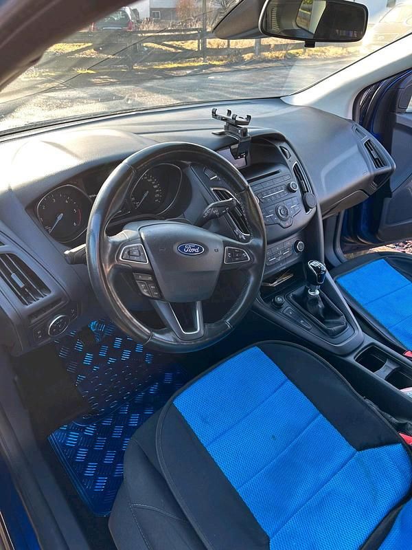 Second-hand Ford Focus 120 CP (88 kW) 2015 Albastru Break