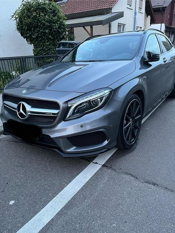 Grau Gebraucht 2016 Mercedes GLA45 AMG AMG SUV | 22.000 € (Guter Preis) - Bild 1/4