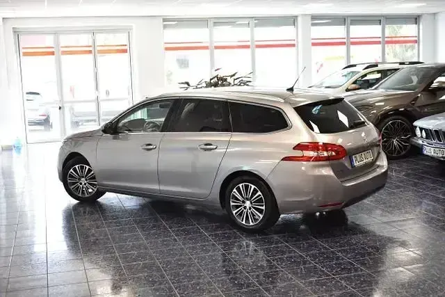 Gebraucht Peugeot 308 Allure 131 PS (96 kW) 2021 Grau Kombi