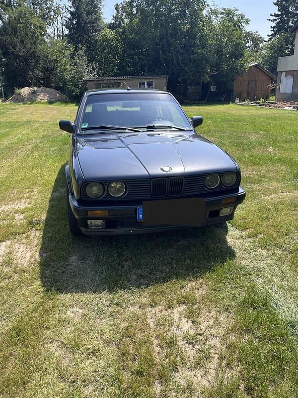 Schwarz Gebraucht 1992 BMW 318 Kombi | 4.000 € - Bild 1/4