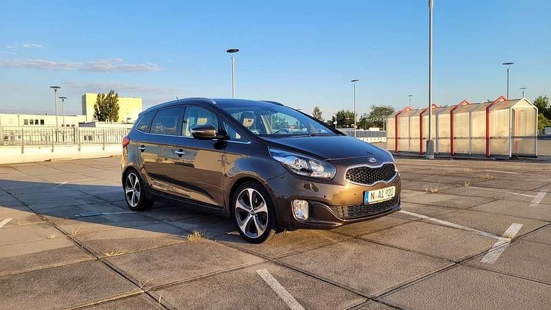 Braun Gebraucht 2013 Kia Carens Spirit Van / Kleinbus | 9.600 € (Fairer Preis) - Bild 1/4