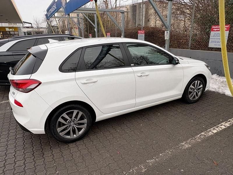 Weiß Gebraucht 2019 Hyundai i30 YES! Limousine | 11.500 € (Guter Preis) - Bild 1/4