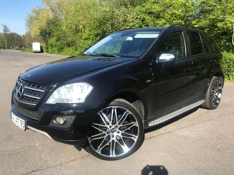 Schwarz Gebraucht 2010 Mercedes ML300 SUV | 16.300 € - Bild 1/4