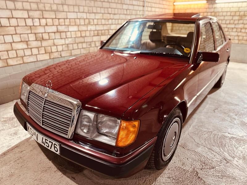 Rot Gebraucht 1991 Mercedes E200 Limousine | 10.500 € - Bild 1/4