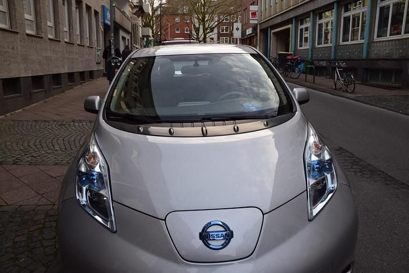 Gebraucht Nissan Leaf 58 kW (80 PS) 2011 Silber Kleinwagen