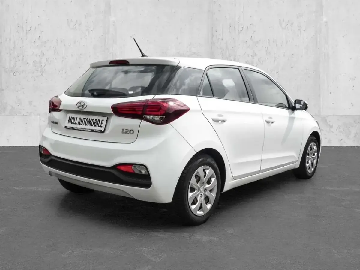 Gebraucht Hyundai i20 Select 75 PS (55 kW) 2019 Polar white / sol Kleinwagen