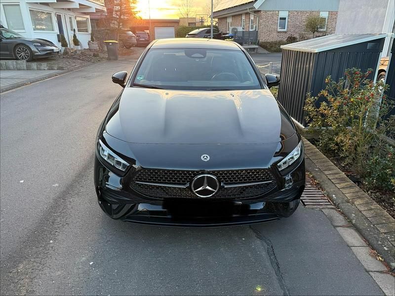 Gebraucht Mercedes A200 AMG Line Premium 163 PS (119 kW) 2023 Schwarz Limousine