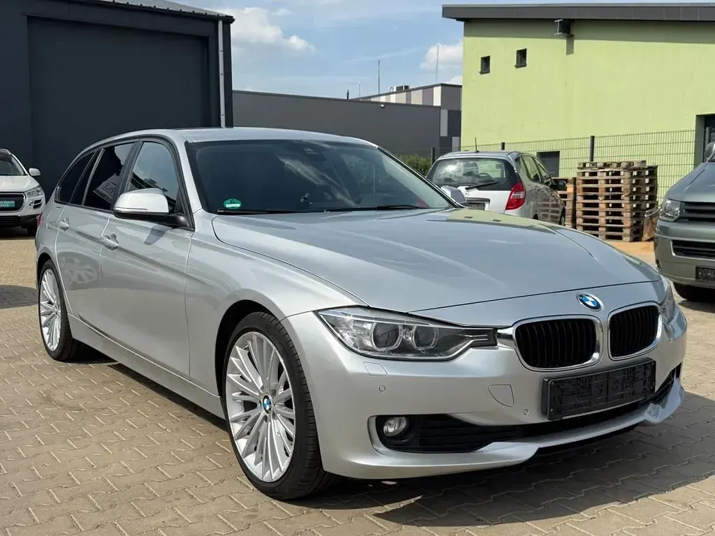 Gebraucht BMW 318 Sport Line 143 PS (105 kW) 2014 Silber Limousine