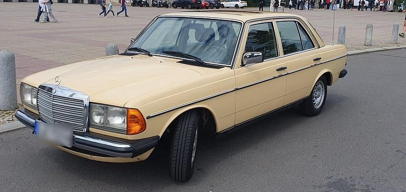 Beige Gebraucht 1981 Mercedes E230 Limousine | 9.700 € - Bild 1/4