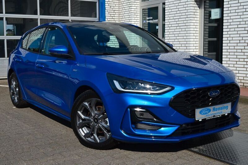 Blau Gebraucht 2024 Ford Focus ST-Line Limousine | 25.985 € (Fairer Preis) - Bild 1/4
