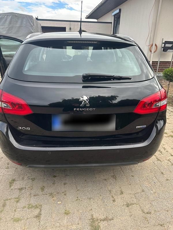 Gebraucht Peugeot 308 120 PS (88 kW) 2016 Schwarz Kombi